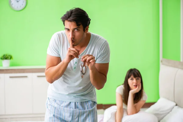 Muž navrhuje manželka hrát sexuální hry s manžetami — Stock fotografie