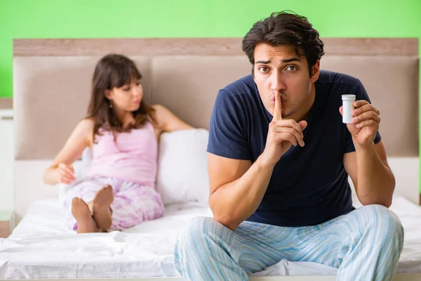 Man met pillen voor de tevredenheid van de vrouw — Stockfoto