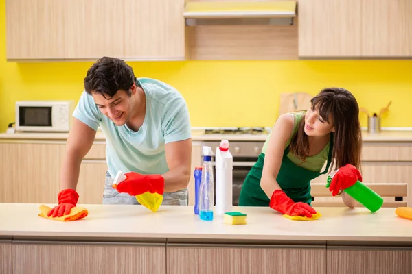在厨房工作的年轻夫妇 — 图库照片