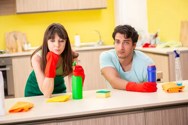 Jong stel aan het werk in de keuken — Stockfoto