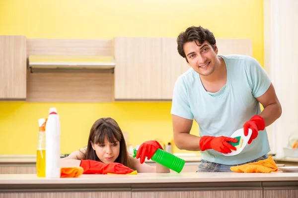 Jovem casal trabalhando na cozinha — Fotografia de Stock