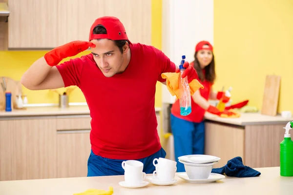 주방에서 일하는 전문 청부업자들을 청소하는 일 — 스톡 사진