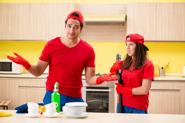 Úklid profesionálních dodavatelů pracujících v kuchyni — Stock fotografie
