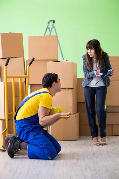 Vrouw baas en man aannemer werken met dozen levering — Stockfoto