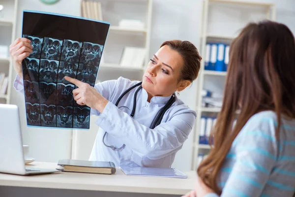 Vrouw op bezoek bij vrouwelijke arts radioloog voor regelmatige controle — Stockfoto