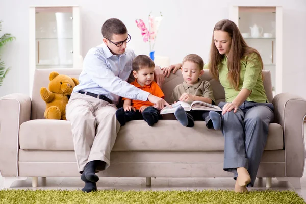 Joven familia jugando en la habitación en casa — Foto de Stock