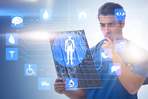 Läkare tittar på röntgenbild i telehälsa koncept — Stockfoto