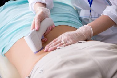 Genç adam ultrason prosedürü için radyolojisti ziyaret ediyor. 