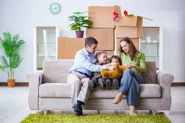 Família jovem aproveitando o tempo em casa — Fotografia de Stock