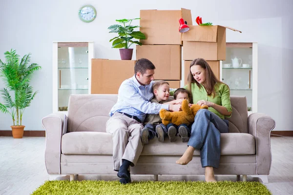 Familia joven disfrutando del tiempo en casa —  Fotos de Stock