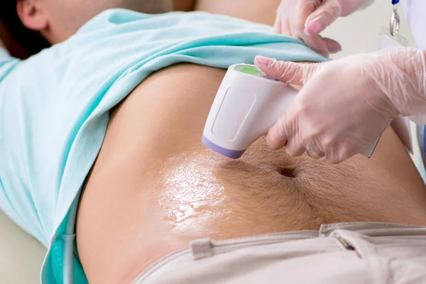 Hombre joven visitando radiólogo para procedimiento de ultrasonido — Foto de Stock