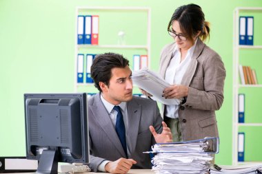 Erkek çalışan aşırı çalışmadan muzdarip. 