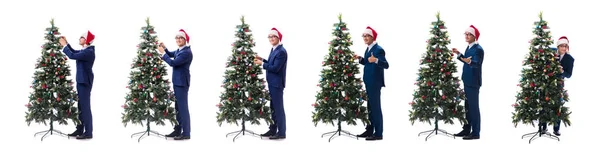 Geschäftsmann schmückt Weihnachtsbaum isoliert auf Weiß — Stockfoto