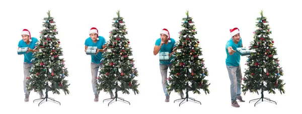 Hombre joven decorando árbol de Navidad aislado en blanco — Foto de Stock