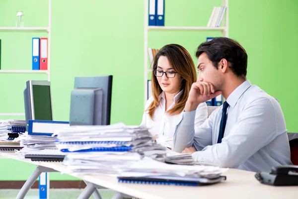 Zwei Kollegen im Büro — Stockfoto