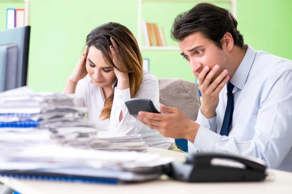 Dos especialistas financieros que trabajan en la oficina — Foto de Stock