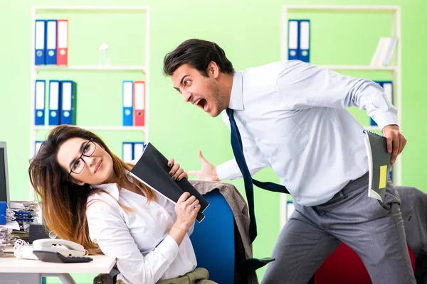 Two colleagues working in the office — Stock Photo, Image