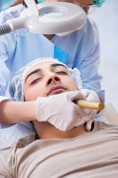 Man visiting dermatologyst for laser scar removal — Stock Photo, Image