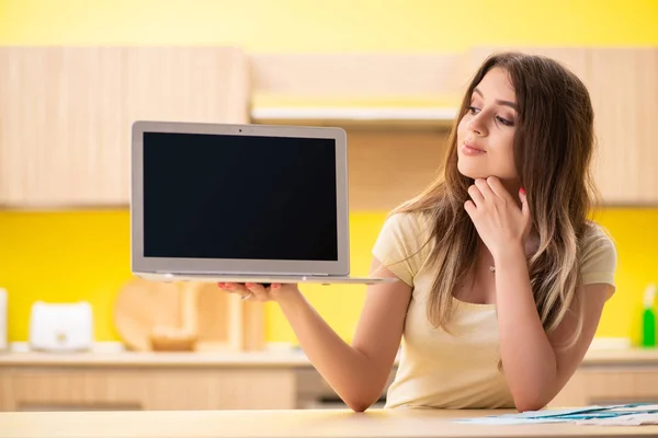 Femeia Blogger Prezintă Laptop — Fotografie, imagine de stoc