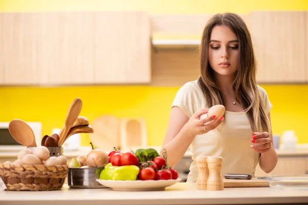 Young Woman Preparing Salad Home Kitchen — Stock Photo, Image
