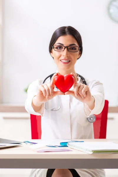 Joven doctor en concepto de cuidado del corazón —  Fotos de Stock