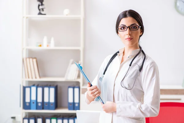 Woman doctor working in the hospital — Stock Photo, Image