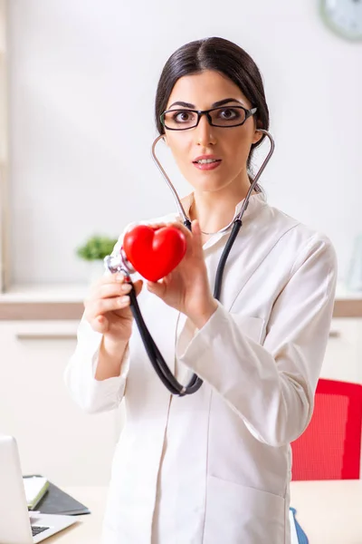 Kalp bakımı konsepti olan genç bir doktor — Stok fotoğraf