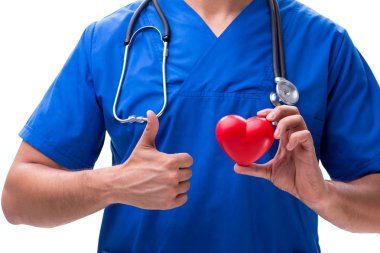 Kalp bakımı konsepti olan genç bir doktor