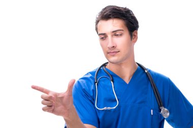 Genç erkek doktor beyaz düğmelere basıyor.
