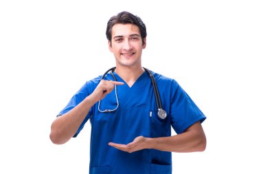 Genç erkek doktor beyaz arka planda izole edilmiş.