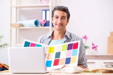 Atölyesinde çalışan yakışıklı bir terzi.