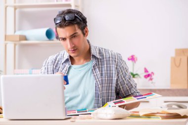 Atölyesinde çalışan yakışıklı bir terzi.