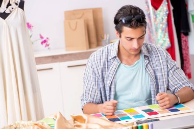 Atölyesinde çalışan yakışıklı bir terzi.