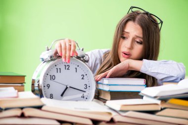 Sınavlara zamanında hazırlanan genç kız öğrenci.