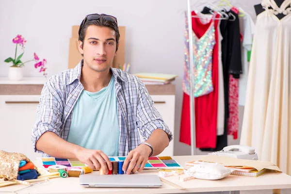 Atölyesinde çalışan yakışıklı bir terzi.