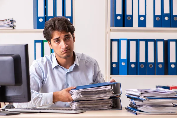 Empleado ocupado sobrecargado con demasiado trabajo y papeleo — Foto de Stock