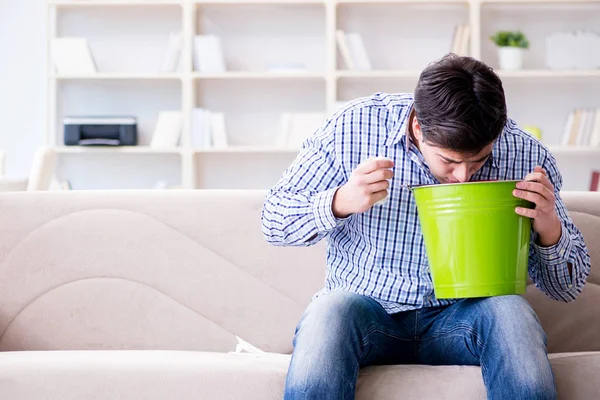 Kranker Mann leidet zu Hause an Infektion und Magenbeschwerden — Stockfoto