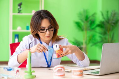 Diş implantı üzerinde çalışan kadın dişçi.