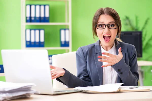 Young female employee very busy with ongoing paperwork — Stock Photo, Image