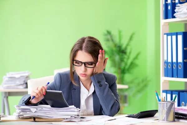 Gestora financiera femenina trabajando en la oficina — Foto de Stock