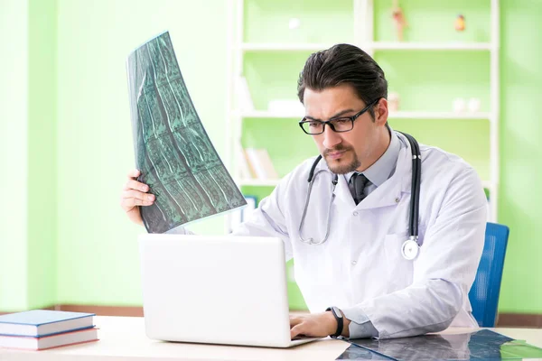 Doctor radiologist looking at x-ray scan in hospital — Stock Photo, Image
