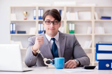 Kahvesine kelepçelenmiş bir iş adamı.