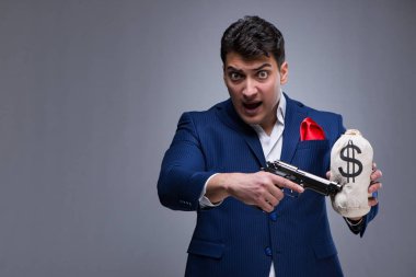 Gri arka planda yakışıklı bir adam