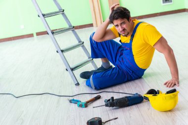 İş yerinde yaralı bir işçi var.