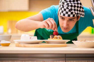 Adam evde pasta hazırlıyor.