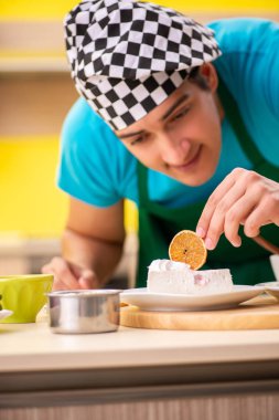 Adam evde pasta hazırlıyor.