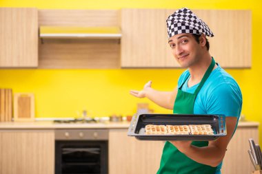 Adam evde pasta hazırlıyor.