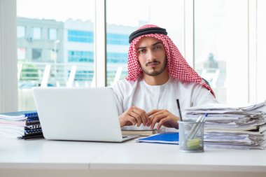 Ofiste çalışan Arap işadamı.