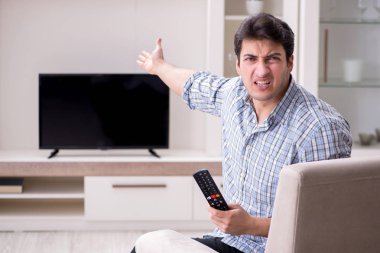 Bozuk televizyonu tamir etmeye çalışan adam