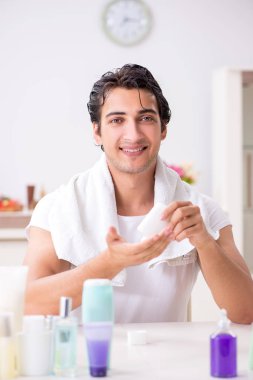 Tuvaletteki genç yakışıklı adam hijyen konseptinde. 
